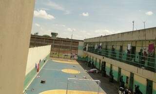 No Instituto Penal da Capital, celas onde deveriam estar oito presos abrigam 60 pessoas, afirma promotora (Foto: Divulgação)