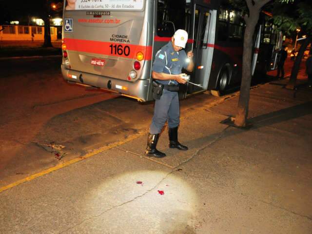  Homem sofre fratura exposta ap&oacute;s ser atropelado por &ocirc;nibus na Costa e Silva