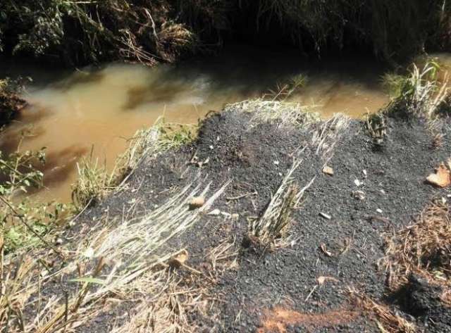 Empresa &eacute; multada em R$ 60 mil por derramar massa asf&aacute;ltica em c&oacute;rrego