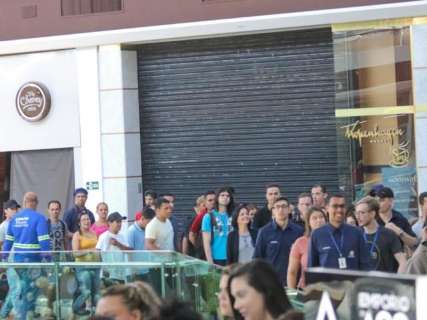 Com ref&eacute;m e bomba, shopping &eacute; evacuado ap&oacute;s falsa explos&atilde;o