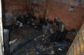 O quarto, onde começou o fogo, ficou totalmente destruído. (Foto: Pedro Peralta) 