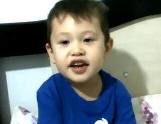 Guilherme, de 4 anos, dá dicas no Youtube sobre prevenção à dengue. (Foto: Reprodução)
