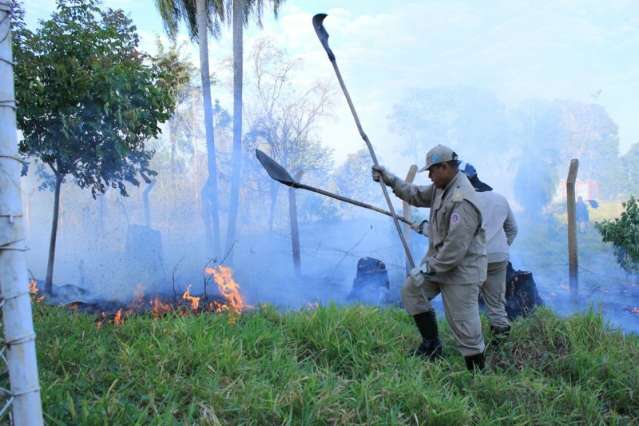 Inc&ecirc;ndio atinge terreno de  rede atacadista no bairro Universit&aacute;rio 