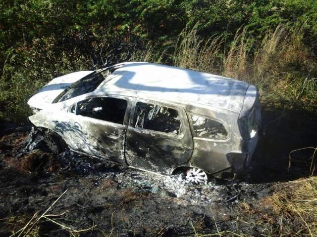  Ap&oacute;s acidente, traficantes ateiam fogo em carro com 950 kg de droga