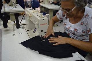 A GB produz camisetas, camisa de botão e um modelo de short feminino e masculino. (Foto: Danielle Valentim)