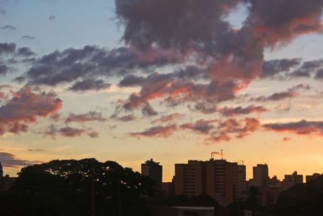 C&eacute;u amanhece nublado e chuva j&aacute; atinge Campo Grande nesta quinta-feira