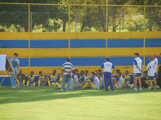 Reunião aconteceu no gramado do estádio Olho do Furacão, antes do treino (Foto: Rodrigo Pazinato)