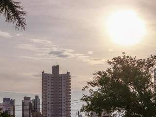O amanhecer neste sábado em Campo Grande (Foto: Henrique Kawaminami)