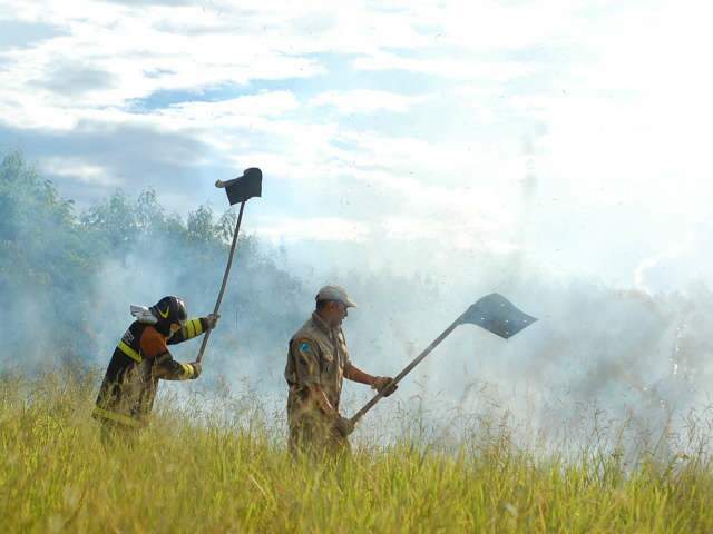  Inc&ecirc;ndio em terreno baldio de 3 mil metros assusta moradores