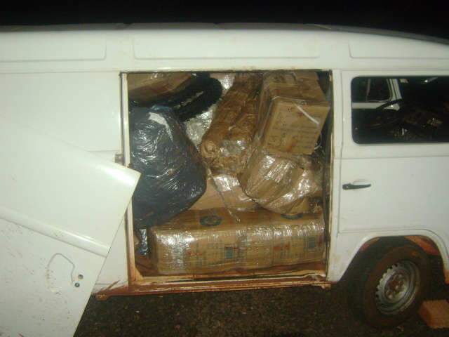  Ap&oacute;s persegui&ccedil;&atilde;o, Kombi lotada de contrabando &eacute; apreendida 
