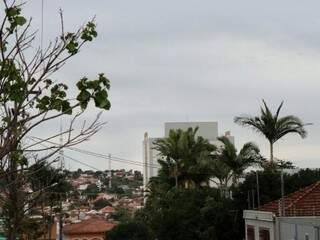 Céu nublado em Campo Grande no início da tarde deste sábado (3). (Foto: Henrique Kawaminami)