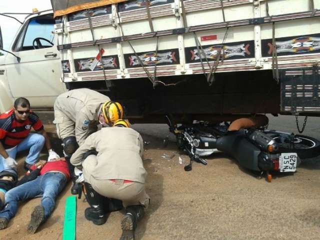 Casal fica ferido ao colidir moto em lateral de caminh&atilde;o na MS-376