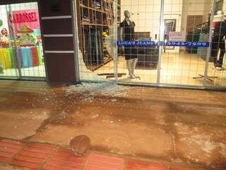 Vidraça da frente da loja foi quebrada pelo ladrão. 