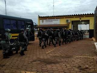 Policiais do Batalhão de Choque da PM entram na Penitenciária de Dourados, às 6h56 de hoje (Foto: Adilson Domingos)