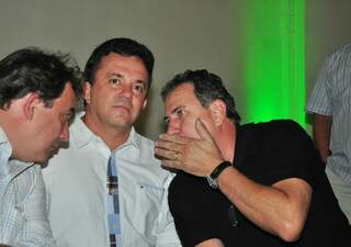 Adversários nas eleições, Vander e Giroto dividem mesa e conversa ao pé de ouvido. (Foto: João Garrigó)