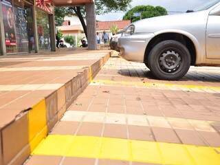 Calçadas transformadas em estacionamento estão no alvo dos fiscais. Foto: João Garrigó