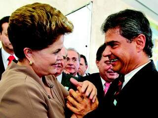 Em imagem do convite para o evento, Dilma e Trad Filho se cumprimentam (Foto: Reprodução)