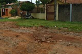 Moradores reclamam de buracos na Rua Betim. (Foto: Cleber Gellio) 