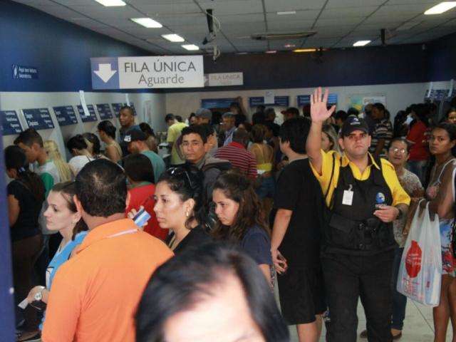Com portas fechadas, ag&ecirc;ncias da Caixa lotam para saque do FGTS