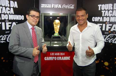 Prefeito e ex-jogador Muller visitam taça da Copa do Mundo na Capital