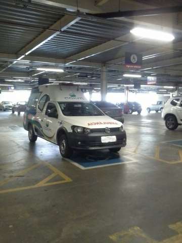 Leitora denuncia flagrante de ambul&acirc;ncia estacionada em vaga para cadeirantes 