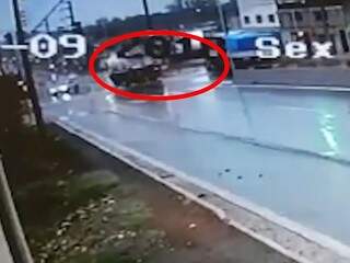 Avenida Euler de Azevedo molhada no momento em que acidente com caminhão aconteceu (Foto: Reprodução)