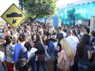 Movimentação de candidatos do Enem 2018 em frente à Uniderp, onde também será realizado o vestibular (Foto: Paulo Francis)