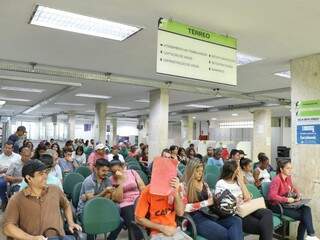 Candidatos na sede da Funtrab, em Campo Grande. (Foto: Henrique Kawaminami/Arquivo).