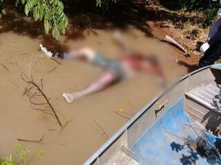 Vítima às margens do rio após o resgate do Corpo de Bombeiros. (Foto: Dida Gavião)
