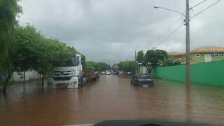 Rua do centro da cidade de Bonito alagada após chuva na manhã de ontem (Alexandre Augusto Ferro/Defesa Civil)