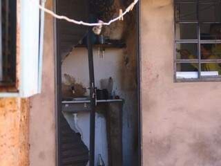 Geladeira pega fogo em casa onde crian&ccedil;a de 2 anos dormia sozinha 