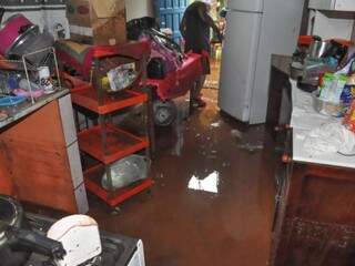 Cozinha de uma das casas após água invadir (Foto: Paulo Francis) 