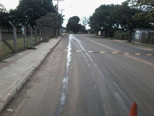 &Oacute;leo vaza de ve&iacute;culo e provoca queda de motociclista em avenida