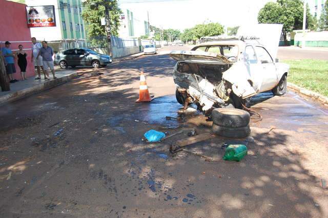  Colis&atilde;o entre dois carros no Jardim Petrop&oacute;lis deixa tr&ecirc;s feridos
