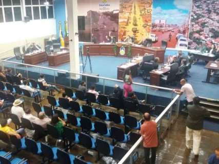 Em sessão de cinco horas, oposição adia anulação de eleição da Mesa
