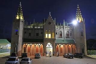 A igreja com inspiração gótica chama a atenção de quem visita o Rita Vieira (Foto: Gerson Walber)