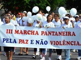 Manifestação terminou na rua 15 de Novembro, quando os participantes formaram um grande círculo na via e rezaram (Foto: Diário Corumbaense)