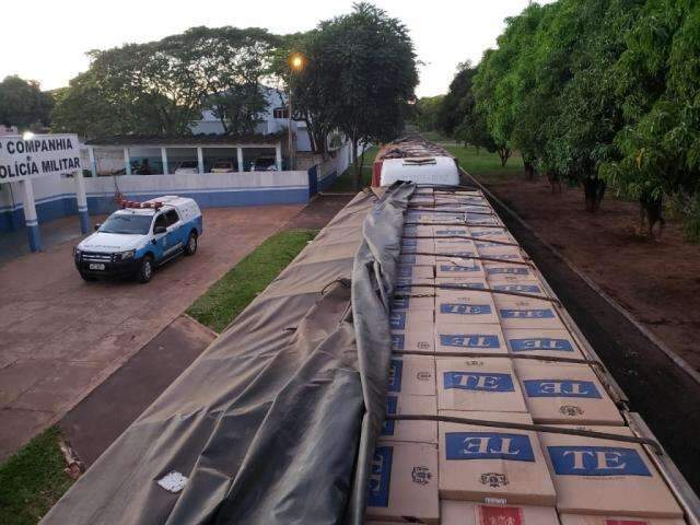 A&ccedil;&atilde;o da PM apreende tr&ecirc;s carretas carregadas com cigarros do Paraguai 