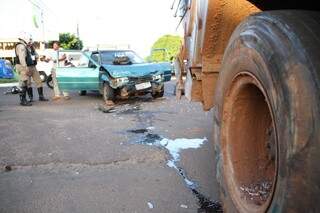 Pneu traseiro do caminhão de lixo foi atingido pelo carro com o impacto (Foto: Marcos Ermínio)