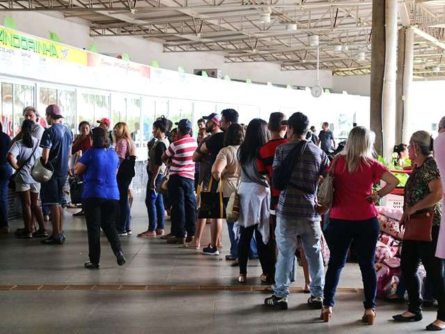 Viajantes lotam rodovi&aacute;ria para ver o novo ano chegar longe de casa