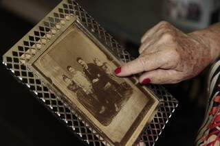 Retrato dos bisavós mostram a importância que ela dá às histórias da família.