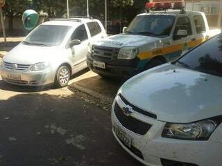 Os dos veículos estavam envolvidos no esquema e motoristas foram encaminhados para a Delegacia da Polícia Civil (Foto: Divulgação/PRF)