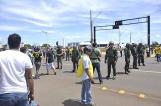 Avenida Duque de Caxias foi fechada, mas comitiva utilizou rota alternativa para driblar manifestantes (Foto: Marcelo Calazans)
