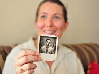 Paula mostra a foto que sobrou do avô. (Fotos: Luciano Muta)