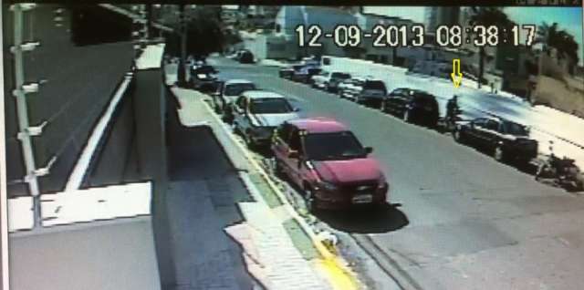 Motoqueiro leva 3 minutos para furtar carro perto do F&oacute;rum; Veja v&iacute;deo