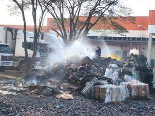 Brigadistas ainda trabalhavam pela manhã para resfriar o material que queimou (Foto: Henrique Kawaminami)