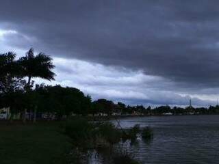 Em Três Lagoas, o dia amanheceu fechado. (Foto: Ricardo Ojeda)