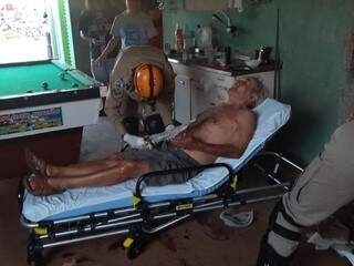 Pistoleiros fogem depois de balear jovem e idoso de 75 anos em bar