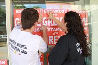 Sindicalistas continuam nas agências orientando população sobre procedimentos durante greve. (Foto:Marcos Ermínio)