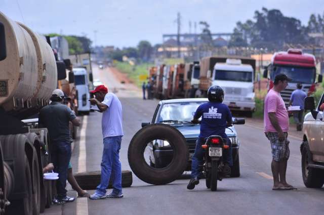 Caminhoneiros voltam a protestar por tabela do frete em rodovias amanh&atilde; 
